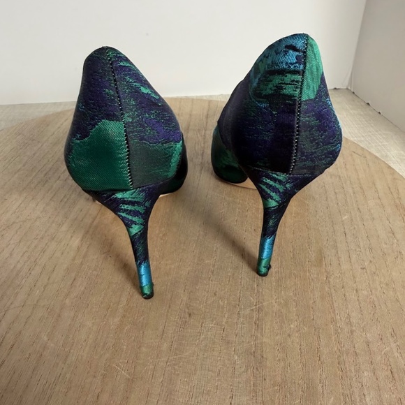 Vince Camuto Women’s Pointed Toe Heels Teal Green Satin Size 6.5 - Picture 4 of 7